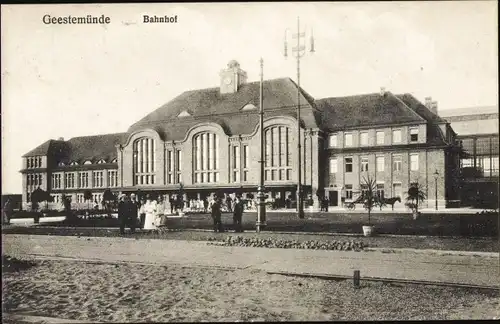 Ak Geestemünde Bremerhaven, Bahnhof, Straßenseite, Passanten