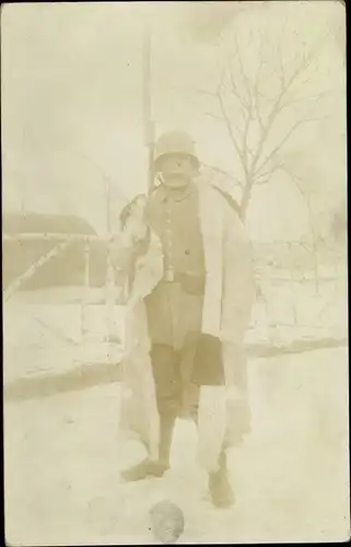 Foto Ak Deutscher Soldat in Uniform, Standportrait, Stahlhelm, Bajonett, Wintermantel, I. WK
