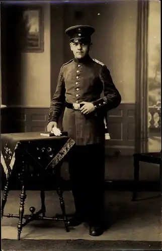 Foto Ak Deutscher Soldat in Uniform, Standportrait, Schirmmütze