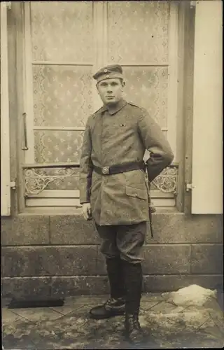 Foto Ak Deutscher Soldat in Uniform, Standportrait, Messer, Wickelgamaschen, I. WK