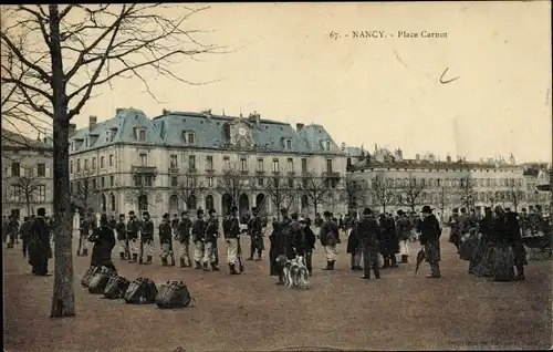 Ak Nancy Lothringen Meurthe et Moselle, Place Carnot, französische Soldaten mit Ausrüstung