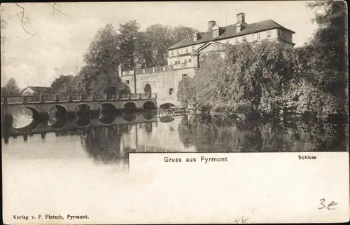 Ak Bad Pyrmont in Niedersachsen, Partie am Schloss, Panorama, Brücke