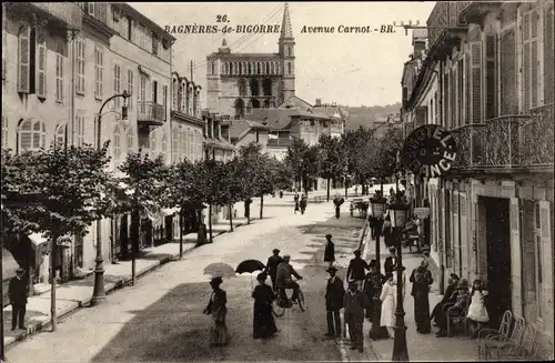 Ak Bagnères de Bigorre Hautes Pyrénées, Avenue Carnot, Hotel de France, Kirche, Passanten