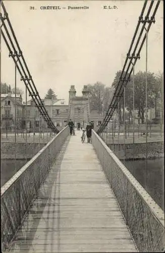 Ak Créteil Val de Marne, Passerelle, Radfahrer auf der Fußgängerbrücke