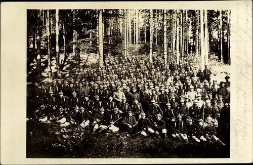 Foto Ak Deutsche Soldaten im Wald, Gruppenportrait, I. WK