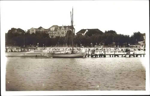 Ak Grömitz in Ostholstein, Heereserholungsheim, Boote am Steg, Strand