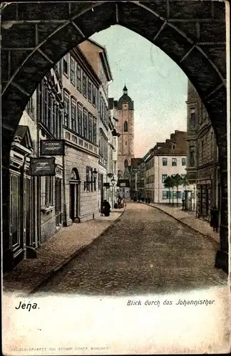 Ak Jena Thüringen, Blick durch das Johannistor, Straßenpartie