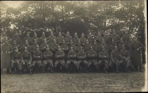 Foto Ak Deutsche Soldaten in Uniformen, Gruppenportrait, Pickelhauben 