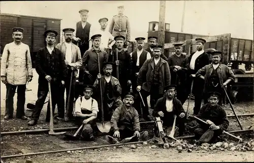 Foto Ak Bauarbeiter auf einer Baustelle, Gleisbau, Güterwaggons