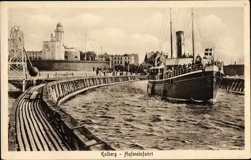 Ak Kołobrzeg Kolberg Pommern, Hafeneinfahrt, Fährschiff