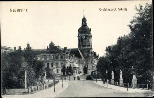 Ak Neustrelitz Mecklenburg Vorpommern, Großherzogl. Schloss, Straßenpartie