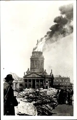 Foto Ak Berlin, Gendarmenmarkt, Brand eines der beiden Domgebäude, Kriegszerstörungen