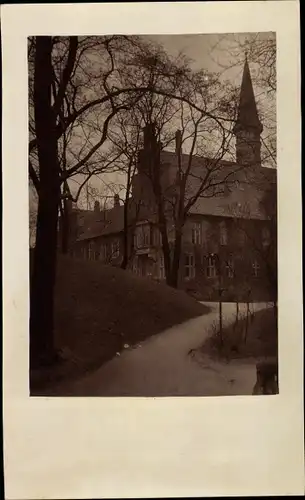 Foto Ak Hamburg Bergedorf, Schloss, Teilansicht, Turm, begrünte Fassade, Blick vom Park aus
