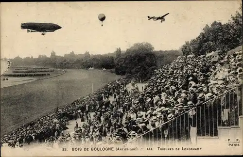 Ak Bois de Boulogne Paris, Tribunes de Longchamp, Flugzeug, Zeppelin, Fesselballon, Zuschauertribüne