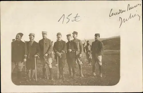 Foto Ak Französische Soldaten in Uniformen, Gehstöcke 