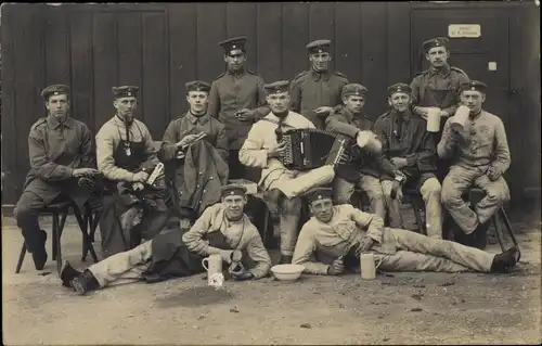 Foto Ak Deutsche Soldaten in Uniformen, Akkordeon, Bierkrüge, Pfeifen, Stiefel, Brot, Kleiderbürste