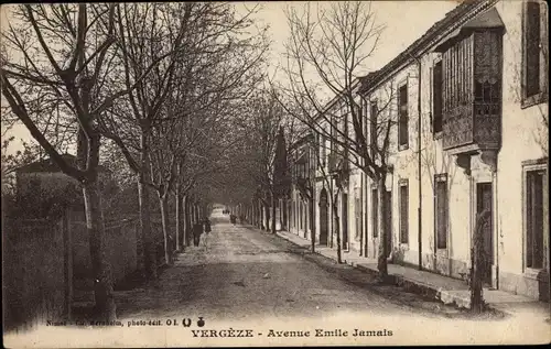 Ak Vergèze Gard, Avenue Emile Jamais, Straßenpartie