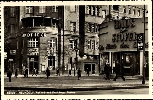 Ak Berlin Neukölln, Richardstraße und Karl Marx Straße, Haus der Stoffe, Storch Apotheke