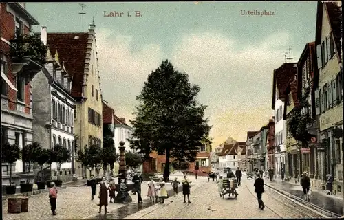 Ak Lahr im Schwarzwald, Urteilsplatz, Geschäfte, Passanten