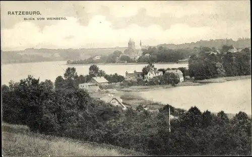 Ak Ratzeburg im Herzogtum Lauenburg, Blick vom Weinberg, Uferpartie, Wohnhäuser, Kirche