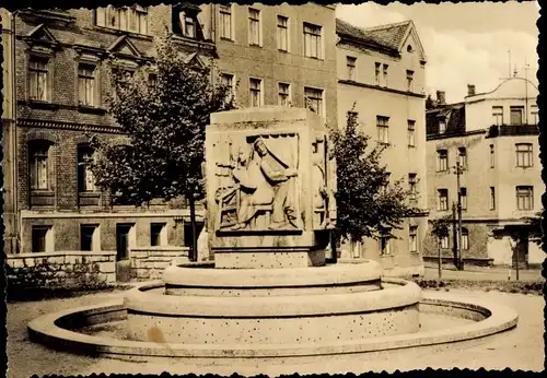 Ak Meerane Sachsen, Weberbrunnen, Gesamtansicht, Häuserfassaden