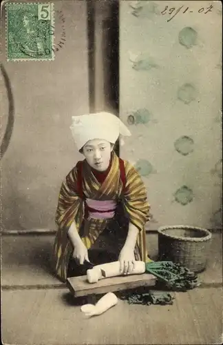 Ak Japan, Japanerin im Kimono, Küchenarbeit, Rübe