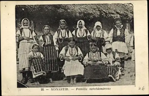 Ak Bitola Monastir Mazedonien, Famille macedonienne, mazedonische Familie in Trachten