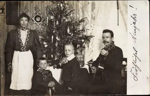 Foto Ak Frohe Weihnachten, Tannenbaum, Gitarre, Familienportrait