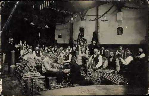 Foto Ak Korbmacher in einer Werkstatt, Gruppenportrait