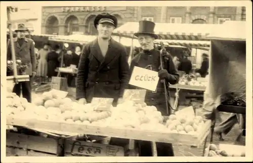Foto Ak Schornsteinfeger auf einem Marktplatz, Obsthändler, Sparkasse