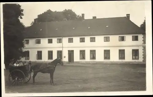 Foto Ak Kollow Schleswig Holstein? Gebäude, Pferdekutsche, Zweirad