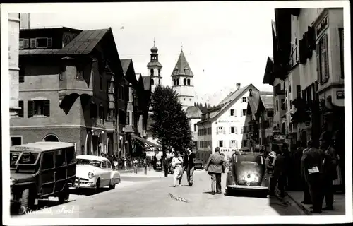 Ak Kitzbühel in Tirol, Tiefenbrunner, Gasthof, Geschäfte, Autos, Passanten 