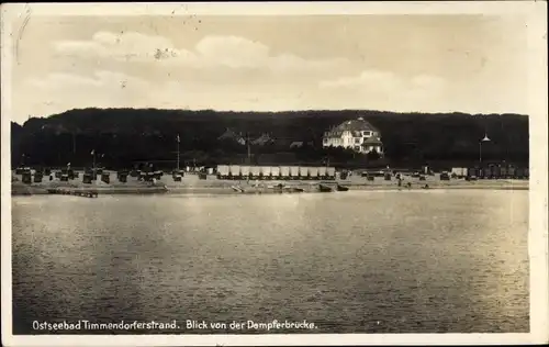 Ak Timmendorfer Strand in Ostholstein, Blick von der Dampferbrücke, Strandwägen, Boote, Hotel
