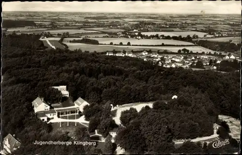 Ak Klingberg Scharbeutz Ostholstein, Panorama vom Ort u. Jugendherberge, Fliegeraufnahme