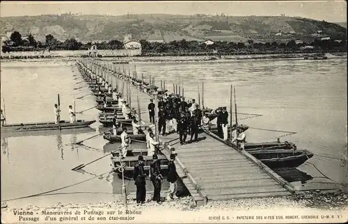 Ak Vienne Isère, Pontage sur le Rhône, Passage d'un général et de son état major, Pioniere, Brücke