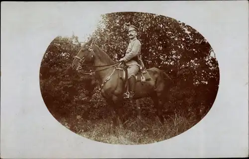 Foto Ak Deutscher Soldat in Uniform auf einem Pferd, Portrait, I. WK