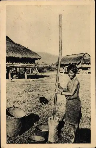 Ak Dalat Vietnam, Vieille femme Moi décortiquant du riz