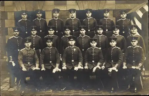 Foto Ak Deutsche Soldaten in Uniformen, Gruppenportrait, weiße Handschuhe, Berlin