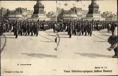 Stereo Ak Paris, L'Avent Garde, Militärparade, französische Soldaten in Uniformen