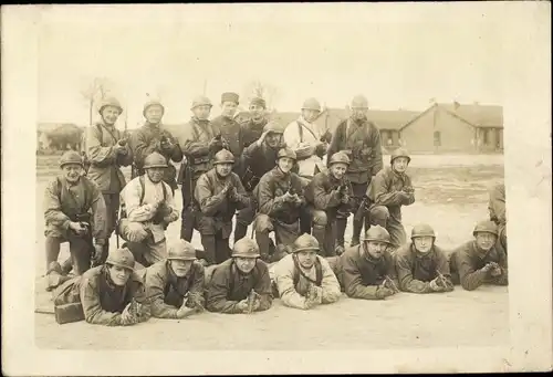 Foto Ak Französische Soldaten in Uniformen, Gewehre auf die Kamera gerichtet