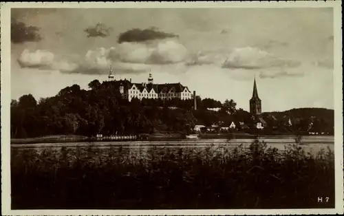 Ak Plön in Schleswig Holstein, Panorama vom Ort, Kirche, Schloss, Blick vom Ufer aus
