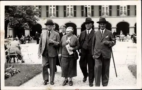 Foto Ak Landau in der Pfalz, Frau und drei Behütete Männer, Terrassenpartie