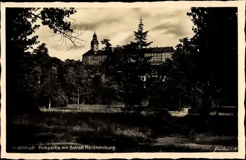 Ak Rudolstadt Thüringen, Parkpartie mit Schloss Heidecksburg