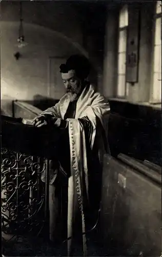 Foto Ak Jude beim Gebet in einer Synagoge, Rabbiner