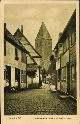 Ak Soest in Westfalen, Paulikirche von der Bleichergasse gesehen, Anwohner