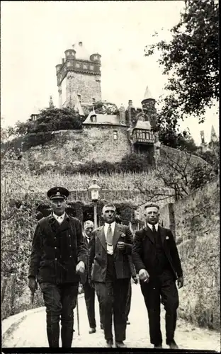 Foto Ak Cochem an der Mosel, Reichsburg, Beamter, Männer in Anzügen, Besucher