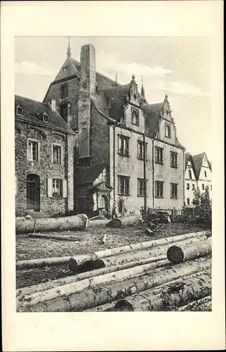 Ak Bruttig an der Mosel, Schenk Feiden'sches Haus aus 1659, Baumstämme