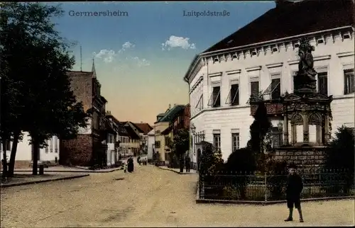 Ak Germersheim in Rheinland Pfalz, Luitpoldstraße, Denkmal, Häuser, Junge