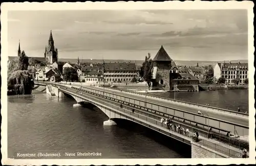 Ak Konstanz am Bodensee, Neue Rheinbrücke, Panoramaansicht, Blick auf die Kirche