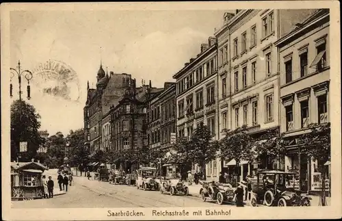 Ak Saarbrücken im Saarland, Blick auf die Reichsstraße mit Bahnhof